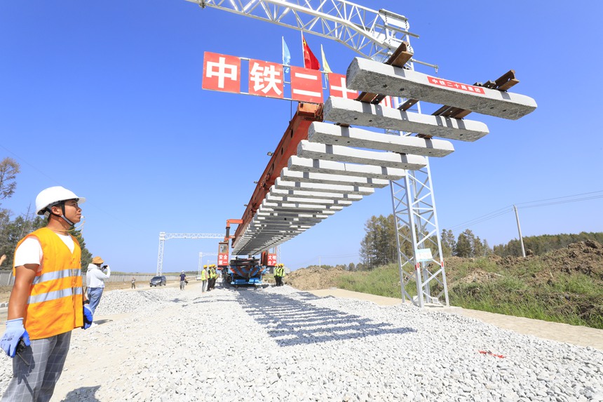 最東端快速鐵路改造工程佳鶴鐵路開始鋪軌(圖1)